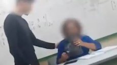 LAMENTÁVEL - aluno 'presenteia' professora negra com palhaça de aço; veja vídeo - Imagem: reprodução redes sociais