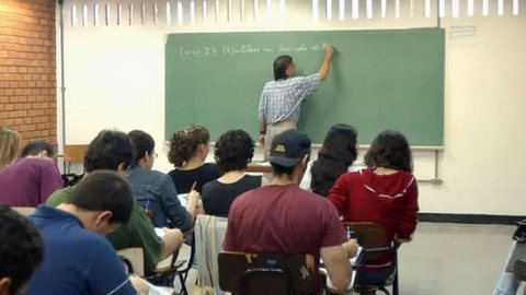 A isenção seria válida para profissionais do ensino de base e superior - Imagem: Reprodução / Agência Brasil