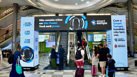 Equipamentos posicionados nas áreas de embarque e desembarque ampliam o acompanhamento do fluxo de passageiros - Imagem: Divulgação / Sergio Barzaghi/SECOM