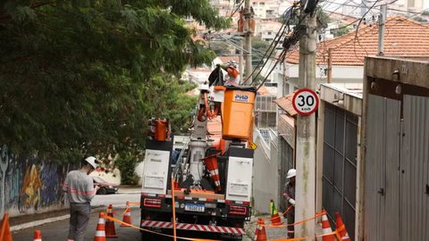Enel nega autorizar cobranças individuais e orienta clientes a denunciarem condutas inadequadas de suas equipes em campo - Imagem: Reprodução/O Globo/Agência Brasil