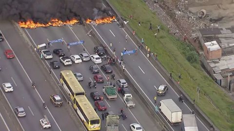 Protesto na rodovia Presidente Dutra deixa trânsito lento e causa transtornos em Guarulhos - Imagem: reprodução TV Globo