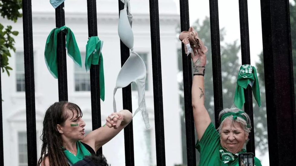 Mulheres fazem protesto após decisão da Suprema Corte dos EUA de não reconhecer o direito ao aborto - Imagem: Michael A. McCoy