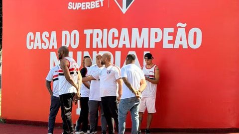 Torcedores do São Paulo protestam no CT da Barra Funda após derrota no Brasileirão. - Imagem: Reprodução/Arquibancada Tricolor.