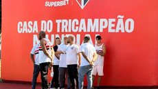 Torcedores do São Paulo protestam no CT da Barra Funda após derrota no Brasileirão. - Imagem: Reprodução/Arquibancada Tricolor.