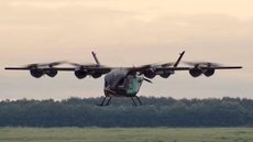 Protótipo do eVTOL da Embraer durante o primeiro voo de testes, realizado em dezembro de 2025. - Imagem: Reprodução/Eve Air Mobility