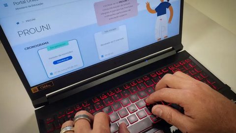 O processo de entrega de documentos para o ProUni pode ser feito de forma virtual ou presencial, conforme a faculdade - Imagem: Reprodução / Juca Varella / Agência Brasil