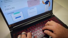 O processo de entrega de documentos para o ProUni pode ser feito de forma virtual ou presencial, conforme a faculdade - Imagem: Reprodução / Juca Varella / Agência Brasil