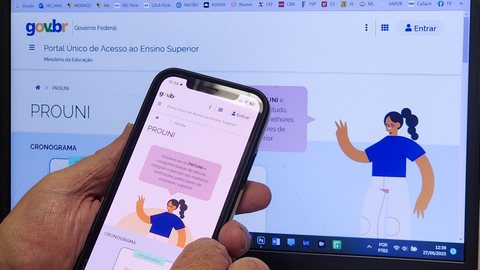 Estudantes pré-selecionados no Prouni devem concluir etapa de comprovação até hoje - Imagem: Reprodução/© Rafa Neddermeyer/Agência Brasil