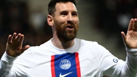 Recentemente, Lionel Messi se envolveu em uma grande polêmica. Para quem não sabe, o argentino foi suspenso de forma imediata por duas semanas de todas as atividades e jogos do PSG - Imagem: reprodução/Twitter