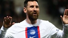 Recentemente, Lionel Messi se envolveu em uma grande polêmica. Para quem não sabe, o argentino foi suspenso de forma imediata por duas semanas de todas as atividades e jogos do PSG - Imagem: reprodução/Twitter