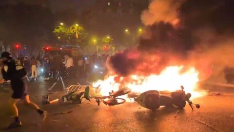 Com mais de 200 veículos incendiados e feridos entre policiais e bombeiros, a festa do PSG se transformou em um cenário de desordem - Imagem: Reprodução / X / @ @liberta___depre