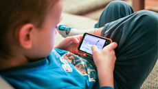 Projeto de lei aprovado na Comissão de Direitos Humanos do Senado busca restringir a publicidade comercial em jogos eletrônicos voltados ao público infantil - Imagem: Reprodução