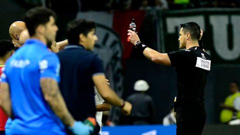 Rafael Rodrigo Klein segura a garrafa jogada em Cássio - Foto: Marcos Ribolli