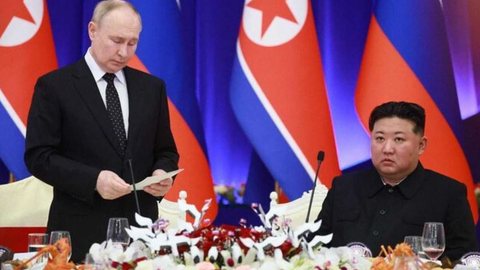 Putin e Kim Jong-un trocam presentes em durante encontro amigável na Coreia do Norte - Imagem: reprodução X I @ojogo