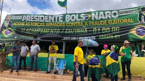 Apoiadores de Jair Bolsonaro (PL) ocupam fachada do QG do Exército, desde o fim das eleições - Imagem: reprodução/Facebook
