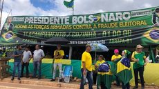 Apoiadores de Jair Bolsonaro (PL) ocupam fachada do QG do Exército, desde o fim das eleições - Imagem: reprodução/Facebook