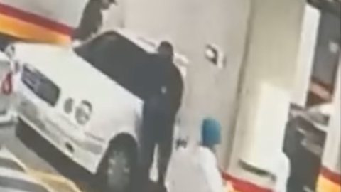 VÍDEO - quadrilha invade hotel em SP e rouba vários carros de luxo - Imagem: reprodução YouTube