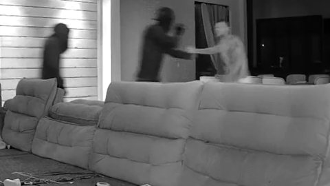 Suspeitos foram capturados horas após o crime com base em informações da vítima. - Imagem: Reprodução/Câmera de Segurança.