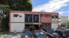 Durante a ação, os assaltantes levaram medicamentos, cosméticos e uma quantia em dinheiro, totalizando R$ 221,45 - Imagem: Reprodução/ Reprodução/ Street View