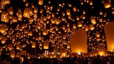 Lanternas tradicionais lançadas no céu noturno; Festival das Lanternas do Céu de Pingxi, Taiwan - Imagem: Reprodução