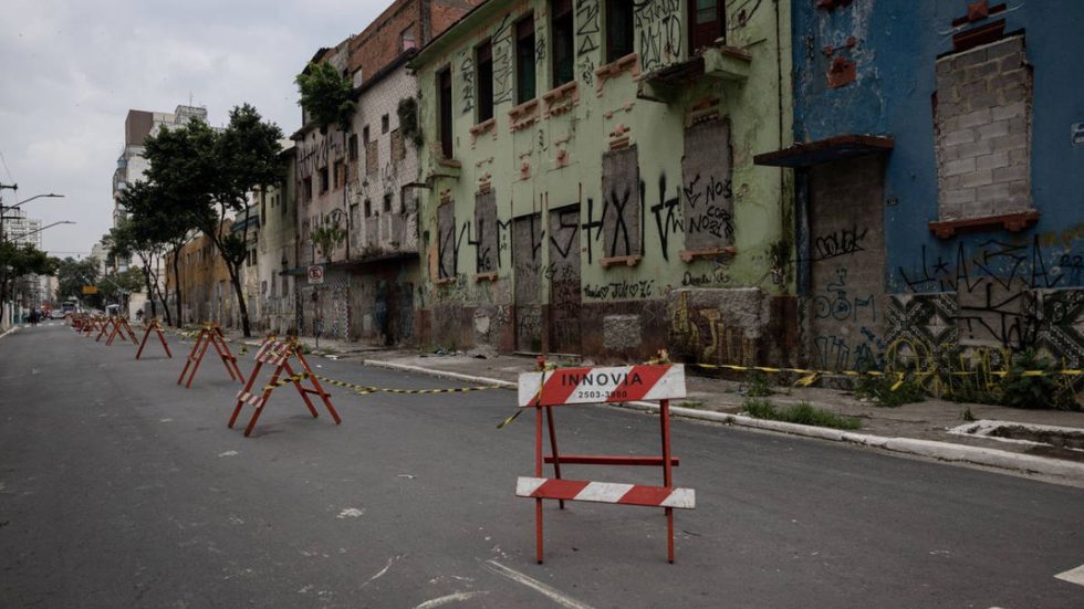 Prefeitura de SP interdita quarteirão de imóveis com risco de desabar na Cracolândia - Imagem: reprodução Danilo Verpa via Folha de S.Paulo