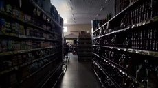 Quase 1 milhão de clientes da Enel permanecem sem luz neste domingo (13) - Imagem: Reprodução / G1 / Valéria Oliveira