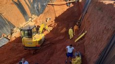 Quatro operários morrem após escavação ceder em frigorífico - Imagem: Divulgação / Defesa Civil
