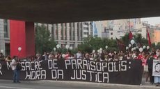 Protesto pedindo por justiça pelo massacre em frente ao MASP, em São Paulo - Imagem: Reprodução / TV globo