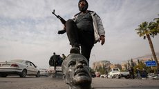Estados Unidos olham com alegria e cautela a queda do ditador Sírio - Imagem: Reprodução | X (Twitter) - @AP