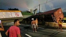 Trechos adjacentes da Rodovia Anchieta também estão com tráfego bloqueado, seguindo o protocolo da concessionária Ecovias. - Imagem: Reprodução | Freepik