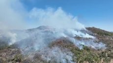 O incêndio, que começou na quinta-feira, foi considerado sob controle, mas reativou as chamas - Imagem: Reprodução / Prefeitura de Socorro