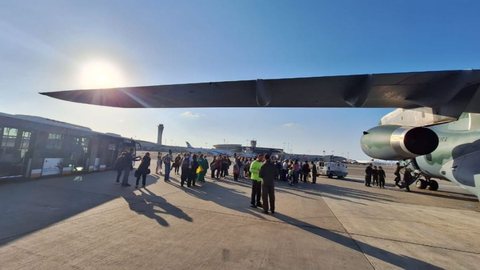 Quinto voo da FAB chega ao Rio de Janeiro, com 215 brasileiros. - Imagem: reprodução I Instagram @fab_oficial