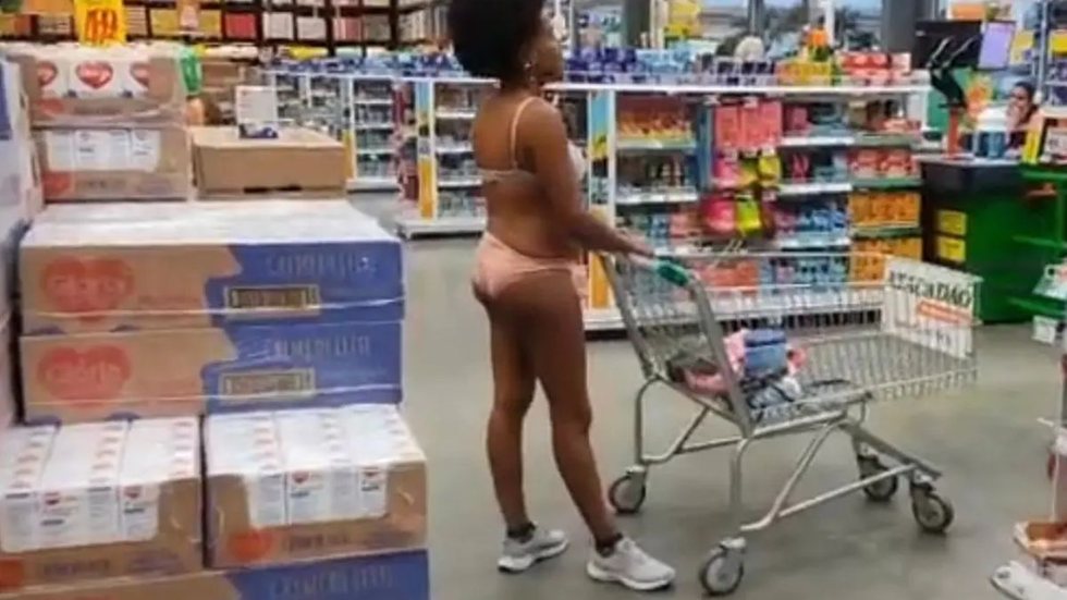 Professora tira a roupa para protestar contra racismo em supermercado - Imagem: reprodução