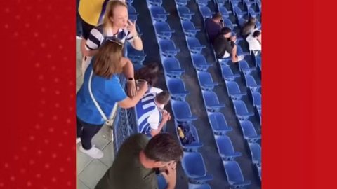 Ana Costa, identificada como autora dos insultos, foi afastada do clube, que condena qualquer forma de discriminação e promete ações educativas - Imagem: Reprodução/G1