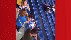 Ana Costa, identificada como autora dos insultos, foi afastada do clube, que condena qualquer forma de discriminação e promete ações educativas - Imagem: Reprodução/G1