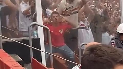 De vermelho no centro da imagem, um segundo torcedor imita um macaco para torcedores do Fluminense neste domingo (17), no estádio do Morumbi, Zona Sul da capital paulista - Imagem: Reprodução | Facebook