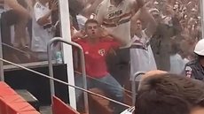 De vermelho no centro da imagem, um segundo torcedor imita um macaco para torcedores do Fluminense neste domingo (17), no estádio do Morumbi, Zona Sul da capital paulista - Imagem: Reprodução | Facebook