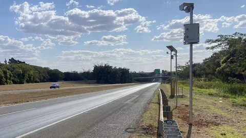 Radar de fiscalização eletrônica instalado na rodovia Mogi–Guararema (SP-66), em Mogi das Cruzes - Imagem: Reprodução