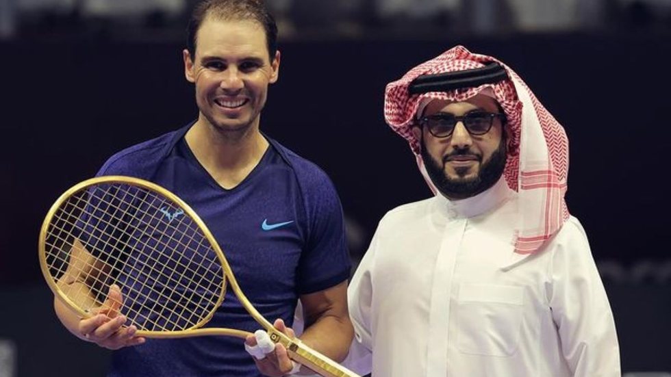 Rafael Nadal recebe raquete de ouro durante o Six Kings Slam; saiba o valor - Imagem: Reprodução / Instagram / @turkialalshik