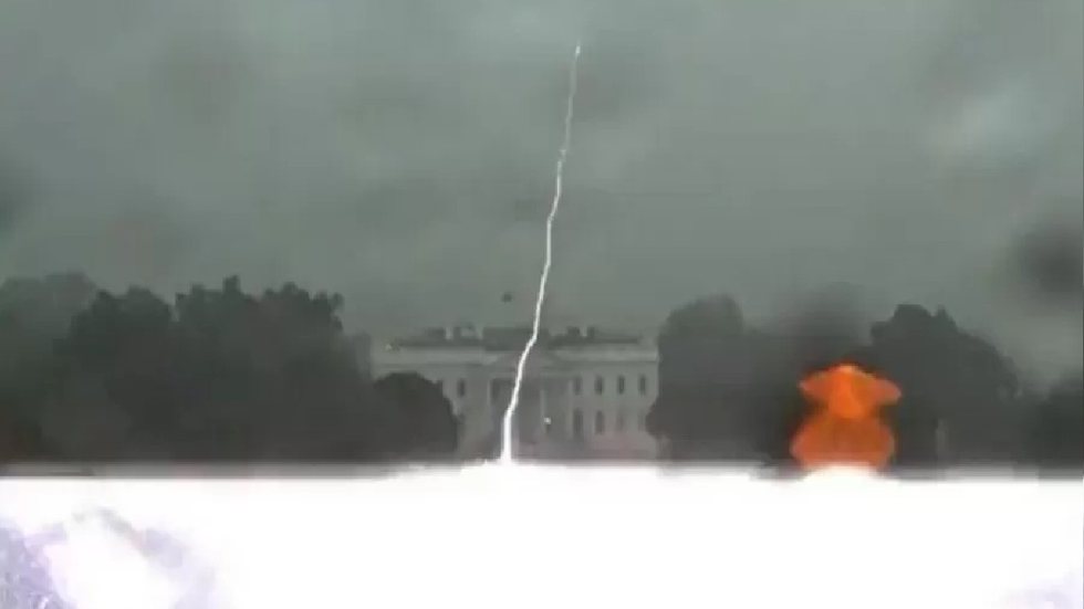 Testemunhas registaram momento em que raio cai próximo da Casa Branca - Imagem: Reprodução/Twitter @MaryMargOlohan