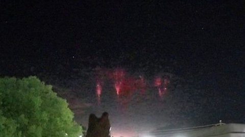 VÍDEO - "Raios vermelhos" são flagrados no céu; assista - Imagem: reprodução redes sociais