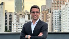 Inspirado por seu pai, Raphael combina filosofia e negócios para criar uma cultura de crescimento e colaboração em sua equipe. - Imagem: Divulgação