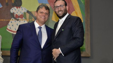 Tarcísio de Freitas e o rabino Sany Sonnenreich. - Imagem: Divulgação / Governo do Estado de São Paulo