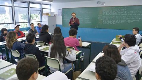 Com a inflação em alta, o governo federal se prepara para alterar as regras do piso salarial dos professores em 2026 - Imagem: Reprodução/Redes Sociais