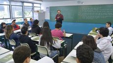 Com a inflação em alta, o governo federal se prepara para alterar as regras do piso salarial dos professores em 2026 - Imagem: Reprodução/Redes Sociais