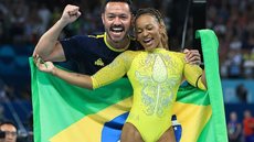 Rebeca Andrade e seu treinador, Francisco Porath - Imagem: Reprodução / Instagram @rebecarandrade