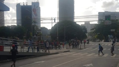 Multidão se junta ao redor do corpo do jovem morto por atropelamento, no Recife (PE) - Imagem: reprodução/TV Globo