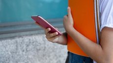 Rede pública proíbe o uso de celulares durante período escolar - Imagem: Reprodução / Freepik