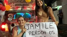 Brena e Jamile, feirantes que protagonizaram o inusitado pedido de perdão - Imagem: reprodução/Facebook