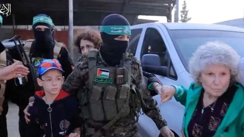 24 reféns são libertados pelo Hamas e chegam a Israel - Imagem: reprodução Twitter